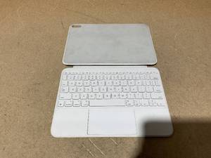 lot 5 image: Apple Magic Keyboard Folio for iPad