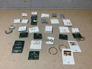 lot 240 image: LOT OF Miscellaneous Jewlery