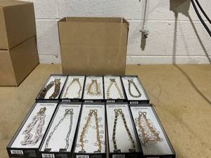 lot 375 image: LOT OF 10 Phone Crossbody & Wristlets Universally Fits Any Phone Case