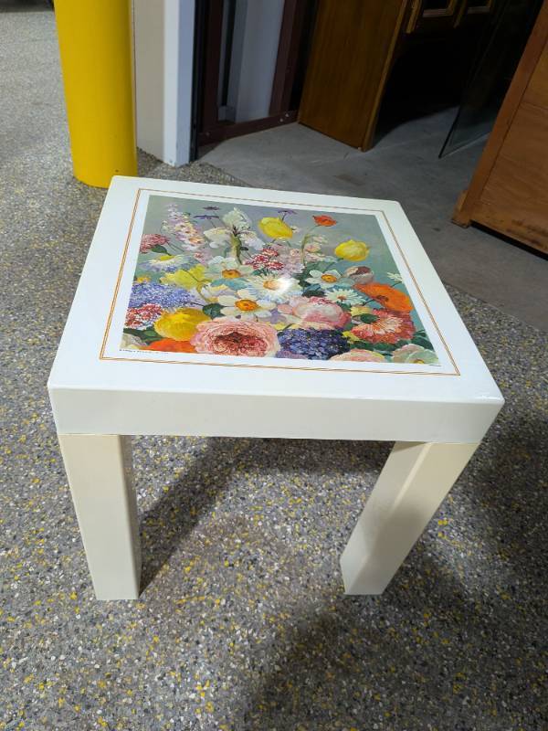 lot 2 image: Vintage 1980 Arthur Kaplan Floral Print End Table White Lacquer Style