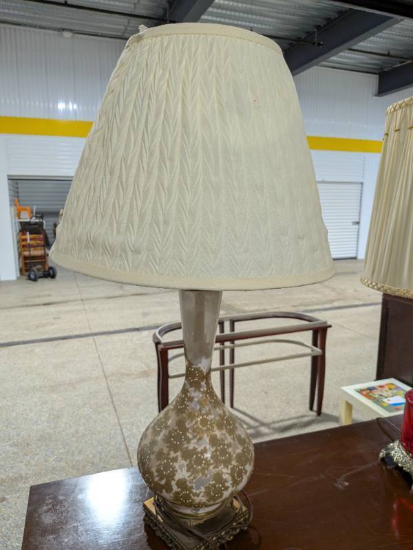 lot 3 image: Vintage Mid-Century Ceramic Table Lamp w Gold Gilt Floral & Ornate Base