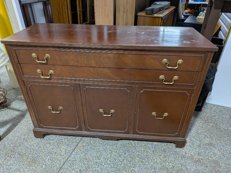 lot 6 image: Classic Traditional Mahogany Finish Sideboard Buffet Credenza