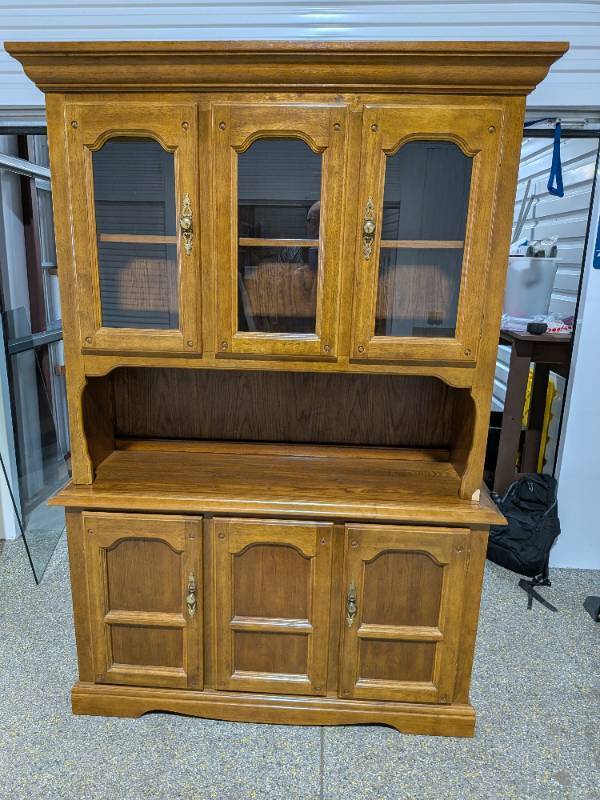 lot 11 image: Traditional Oak China Hutch & Buffet Cabinet 76.25 Tall