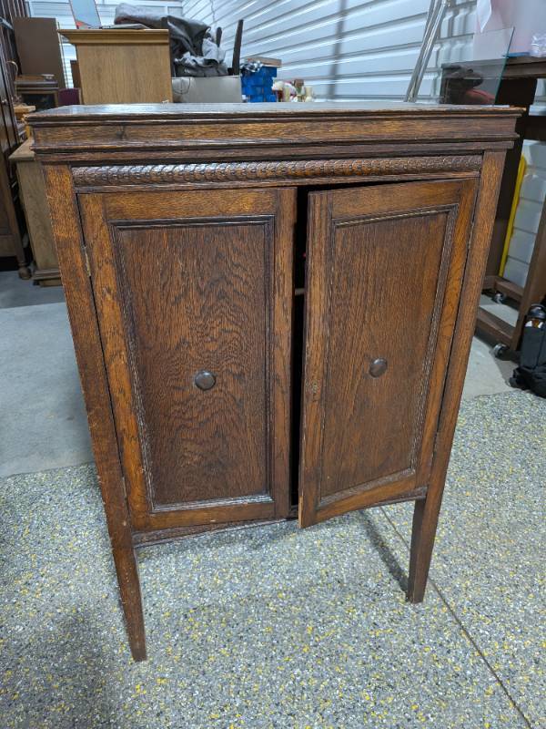 lot 12 image: Antique Arts & Crafts Style Record Player  Phonograph Cabinet