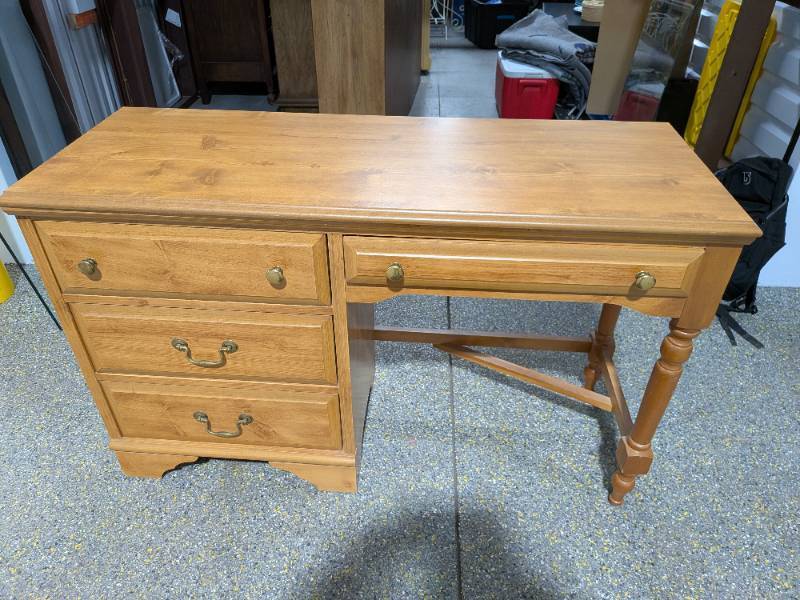 lot 14 image: Small Faux-Pine Student Desk 4-Drawer Kneehole w Turned Legs