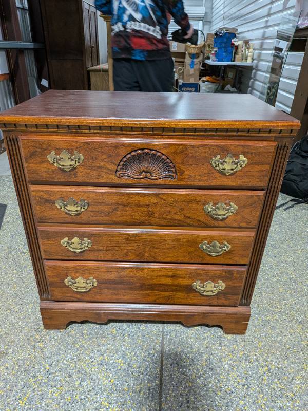 lot 31 image: Lea Furniture Traditional 4-Drawer Chest Mahogany Finish 31.5 H