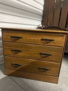 lot 59 image: Vintage 3-Drawer Lowboy Dresser  Bachelors Chest - Oak Tone
