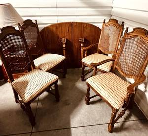 lot 60 image: Thomasville Oval Dining Table & Set of 4 Cane-Back Chairs