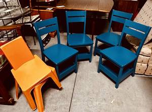 lot 65 image: Lot of 6 Kids Chairs 4 Solid Wood Blue & 2 Stackable Orange Plastic