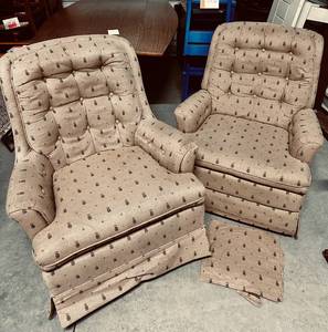 lot 68 image: Pair of Flexsteel Swivel Rocker Easy Chairs - Pineapple Motif