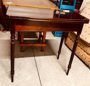 lot 69 image: Bombay Co. Mahogany-Tone Flip-Top Console  Entryway Table