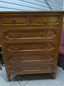 lot 203 image: Thomasville Wood 5-Drawer Tall Chest of Drawers