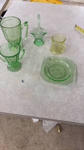 lot 74 image: Collection of 5 Vintage Depression Glass Pieces in Green Uranium and Yellow