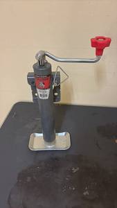 lot 445 image: Bulldog 2000 lb Trailer Jack with Side Handle