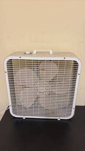 lot 453 image: Lakewood Box Fan with Three-Speed Control