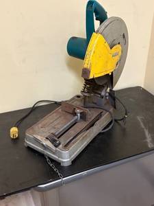 lot -19 image: Makita chop saw