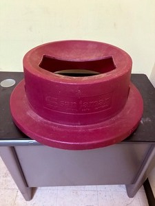 lot -28 image: Trash can lid with magnetic silverware catcher