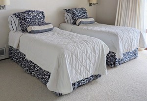 lot 49 image: ML - Twin Bed Set with Blue and White Calico Corners Comforters, Garnet Hill Sheets, Mattresses and Frames
