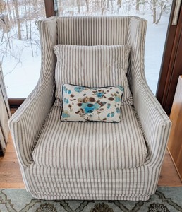lot 107 image: ML - Lee Industries Slipcovered Armchair with Pillows
