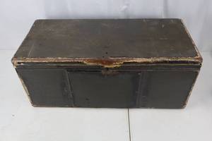 lot 424 image: Toolbox - Vintage Metal 24-Inch Long