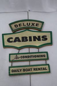 lot 454 image: Vintage Sign Set - Deluxe Cabins & Related Panels