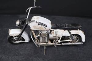 lot 3 image: Vintage Tin Motorcycle Toy - Unbranded