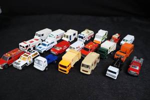 lot 11 image: Die-cast toy vehicles - assorted emergency & service trucks