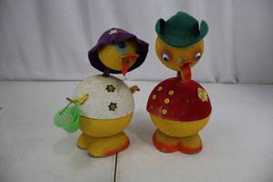 lot 475 image: Chick Figurines on Egg Bases - Spring-Neck Display Set