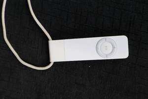 lot 489 image: iPod Remote Control - Apple Radio FM Tuner (30-Pin Dock)