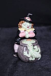 lot 493 image: Salt & Pepper Shaker Set - Witch Figure & Frog Jar (Ceramic) 1992
