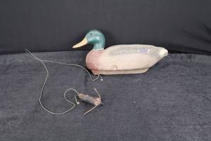 lot 495 image: Mallard Duck Decoy - Carved Wood Green Head