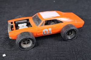 lot 29 image: General Lee Die-Cast Car - 01 Orange Dukes of Hazzard