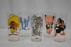 lot 105 image: Looney Tunes Glass Tumblers - Set of 5 (Speedy Gonzales, Road Runner, Porky Pig, Daffy Duck, Tasmanian Devil)