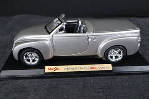 lot 42 image: Maisto Chevrolet SSR Concept Convertible Model Car
