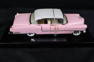 lot 43 image: Elvis 1953 Pink Cadillac - Die-Cast Model