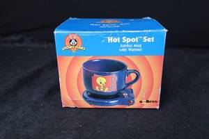 lot 96 image: Salton Looney Tunes Hot Spot Set - Jumbo Mug With Warmer