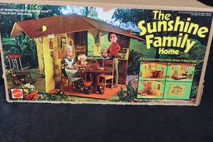 lot 149 image: Mattel The Sunshine Family Home - 4-Room Dollhouse Set