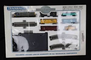 lot 150 image: TrainMaster N-scale Electric Train Set - Complete with Tracks & Power Pack