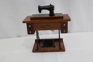 lot 172 image: Miniature Sewing Machine Desk with Pedestal Stand