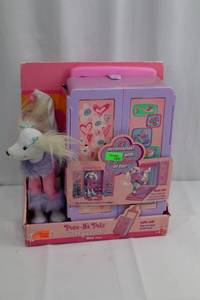 lot 185 image: Barbie Pose-Me Pets Flucky Truck Plush Pony - 21 Accessories