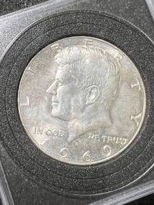 lot 39 image: 1969-D US KENNEDY HALF DOLLAR IN CASE