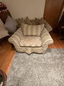 lot 6 image: Oversize Chair & Couch