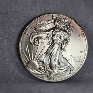lot 18 image: 2013 Silver Eagle UNC wToning