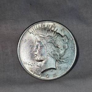 lot 39 image: 1925 Peace Dollar $1 XF Very Nice