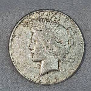 lot 45 image: 1923 Peace Dollar $1