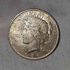 lot 71 image: 1924 Peace Dollar $1