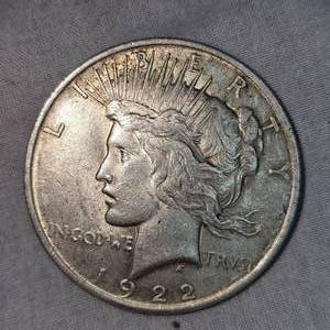 lot 101 image: 1922 Peace Dollar $1