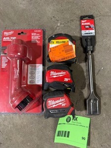 lot 90 image: Lota of assorted Milwaukee Tools various models and conditions Customer Retur