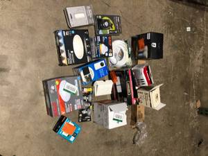 lot 46 image: LOT OF ASORTED LIGHTNING ITEMS VARIOUS MODELS ABND CONDITIONS CUSTOMER RETURNS SEE PICTURES
