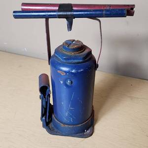 lot 67 image: Blue Bottle Jack with Handle